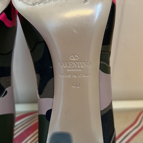 VALENTINO Rockstud Accents Leather D'Orsay Pumps - Picture 9 of 9